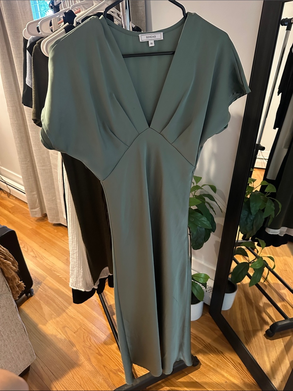 RIHOAS sage green V-neck flowing dress